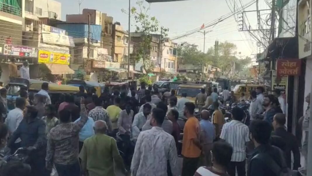 Malwa Mill Encroachment Ruckus : इंदौर ब्रेकिंग: मालवा मिल में ‘रणक्षेत्र’ बनी सड़कें; निगम की कार्रवाई पर भड़के दुकानदार, छिना मोबाइल और निकाली सरकारी गाड़ियों की चाबियां