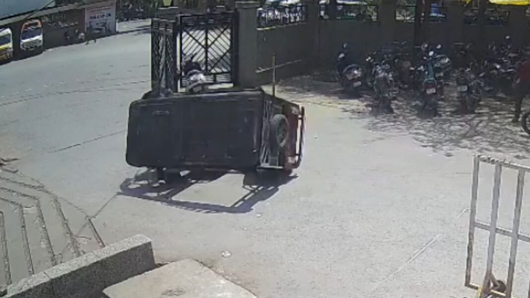 Sanjay Gandhi Hospital E-Rickshaw Accident : रीवा: संजय गांधी अस्पताल परिसर में पलटा तेज रफ्तार ई-रिक्शा, CCTV में कैद हुई लाइव दुर्घटना