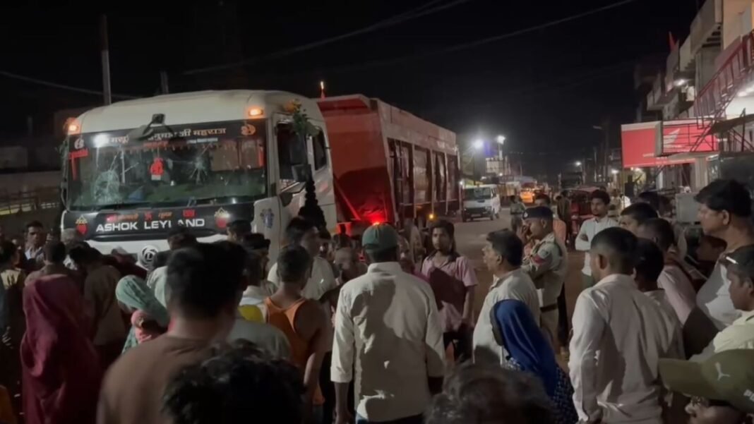 Overloaded Truck Mishap : हनुमाना: तेज रफ्तार ओवरलोड ट्रक ने युवक को कुचला, मौके पर मौत; ग्रामीणों ने शव सड़क पर रखकर लगाया जाम