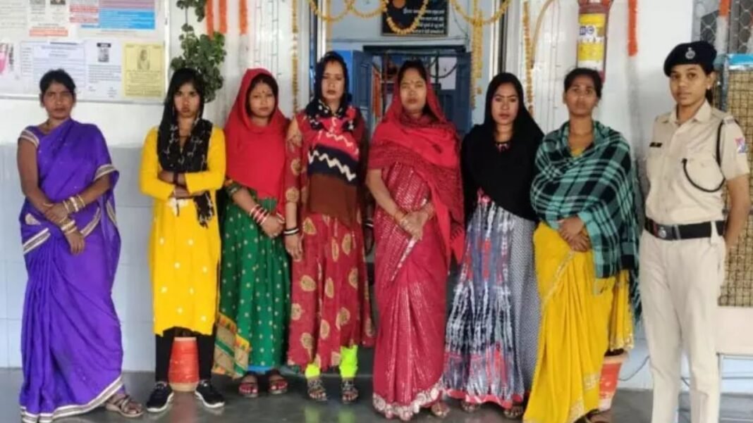 Fraud Case Fake Kinnar Arrest : राजनांदगांव: ट्रेन में ‘नकली किन्नर’ बनकर वसूली करने वाली 7 महिलाएं गिरफ्तार, रेलवे हेल्पलाइन 139 की मदद से हुई कार्रवाई