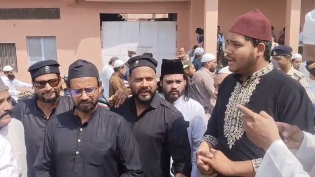 Juma Tul Vida Bhopal : अलविदा ऐ माहे रमज़ान: भोपाल में अकीदत के साथ अदा हुई जुमा-तुल-विदा की नमाज़; मुस्लिम त्यौहार कमेटी ने काली पट्टी बांधकर जताया विरोध