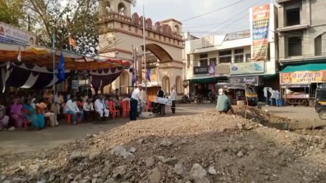 Ambedkar Statue Controversy : बुरहानपुर: बाबा साहब की प्रतिमा स्थापना पर ‘महाभारत’, समझाइश देने पहुँचे अधिकारी बैरंग लौटे; समर्थकों ने दी भूख हड़ताल की चेतावनी