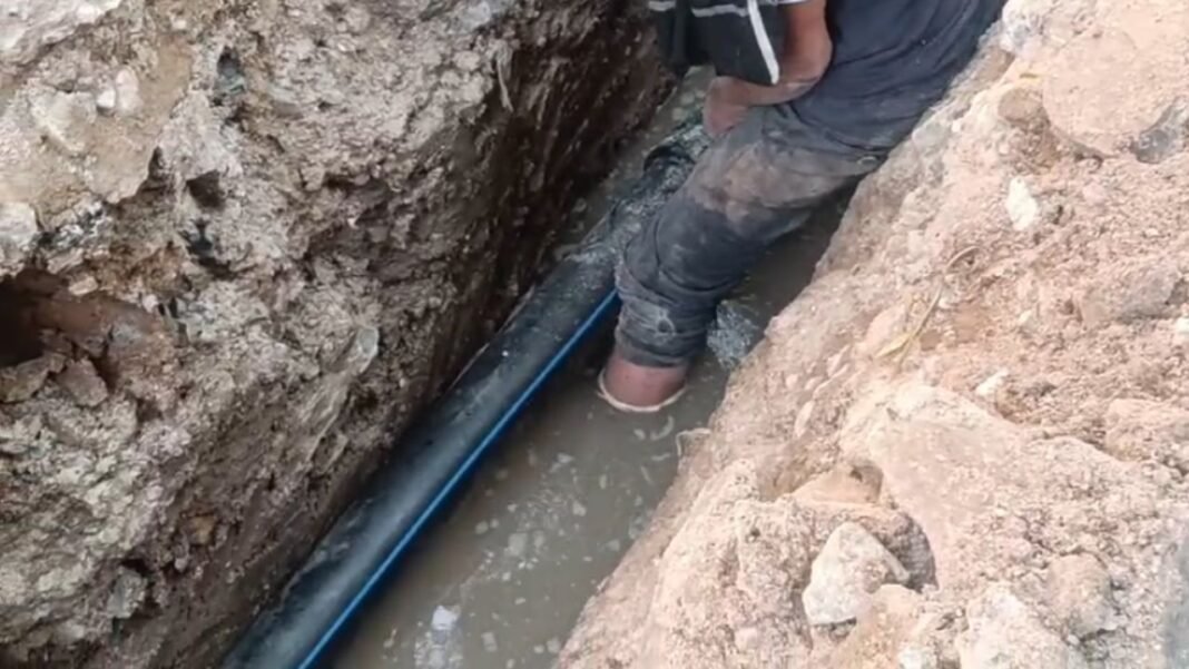 Bhagirathpura Contaminated Water : इंदौर: भागीरथपुरा में ‘मौत के तांडव’ के बाद भी नहीं जागे जिम्मेदार; दूषित पानी के बीच बिछाई जा रही नर्मदा पाइपलाइन