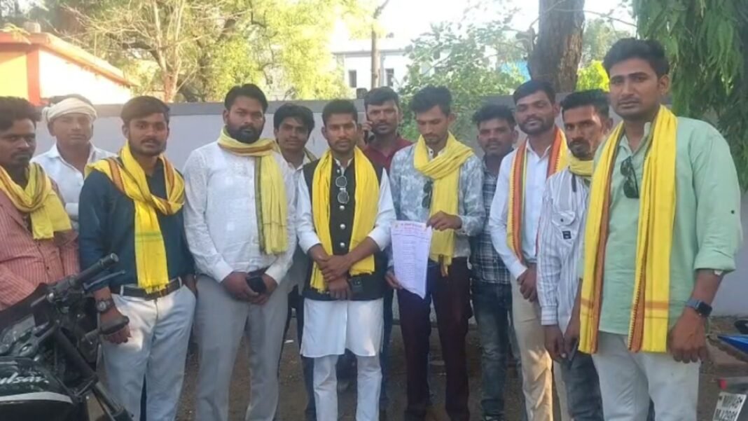 Diesel Scam JAYS Protest : बड़वानी में डीजल ‘घोटाला’: 2000 का पैसा लेकर ट्रैक्टर में भरा सिर्फ 1500 का तेल, जयस ने दी आंदोलन की चेतावनी