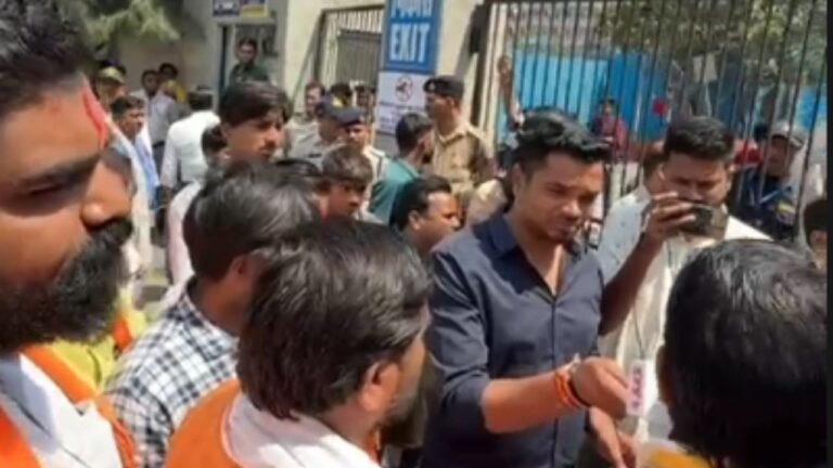 AIIMS Bhopal Controversy : एम्स परिसर में रोजा इफ्तार पर विवाद: बजरंग दल ने गंगाजल से किया ‘शुद्धिकरण’, हनुमान चालीसा का पाठ कर जताया विरोध