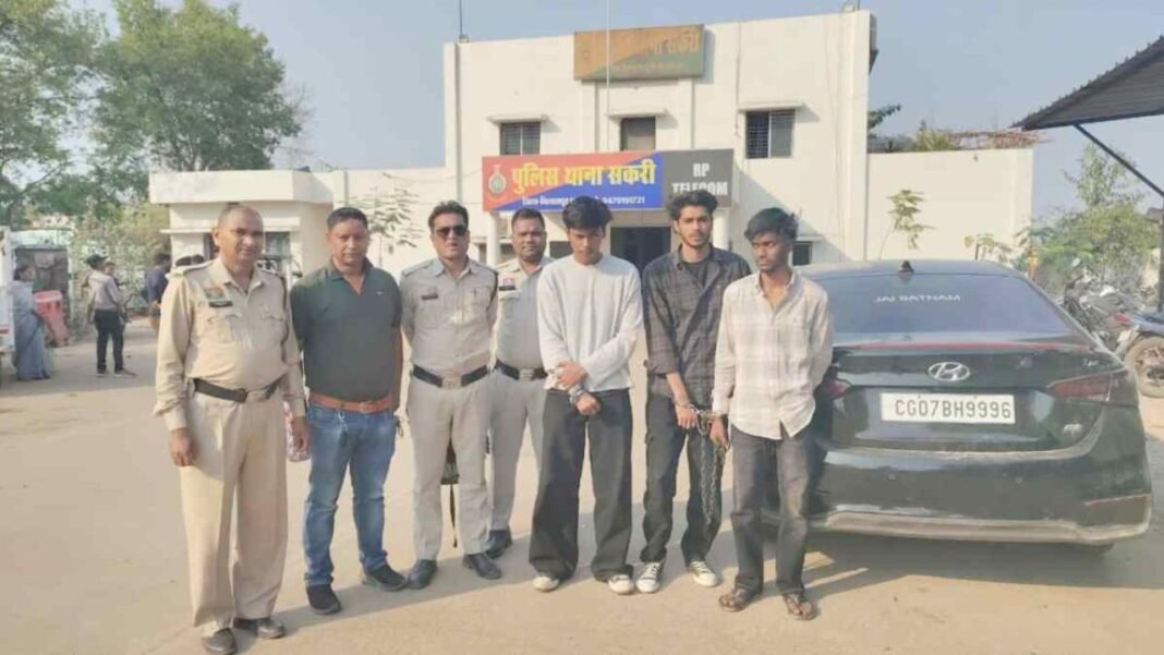 Roadside Birthday Celebration : नशे में चूर होकर ब्रिज पर काट रहे थे केक, कोरबा के युवकों और बिलासपुर की युवती पर FIR