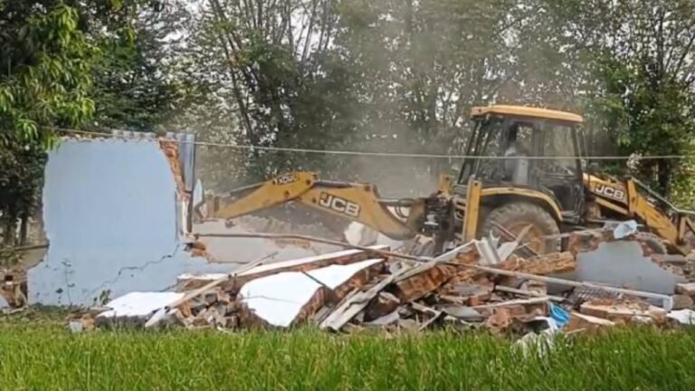 Ambikapur Medical College Encroachment : अंबिकापुर: मेडिकल कॉलेज की 7 एकड़ जमीन पर चला प्रशासन का बुलडोजर; फर्जी पट्टे बनाकर जमाया था कब्जा, पथराव के बीच 37 मकान ध्वस्त