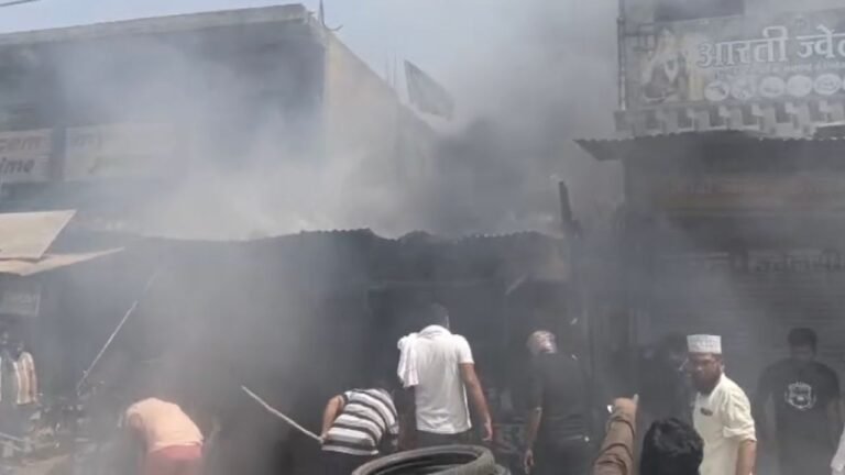Rewa E-Scooter Fire : रीवा ब्रेकिंग: चार्जिंग के दौरान ई-स्कूटी बनी ‘आग का गोला’; बैकुंठपुर में ऑटो पार्ट्स की दुकान जलकर खाक, मची अफरा-तफरी