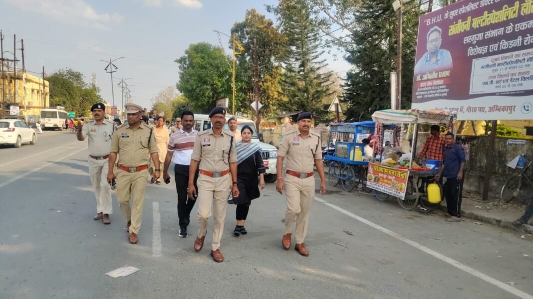 Surajpur Police Flag March 2026 : होली पर सुरक्षा के चाक-चौबंद इंतजाम; प्रशासन ने निकाला फ्लैग मार्च, 600 जवानों के हवाले होगी शहर की सुरक्षा