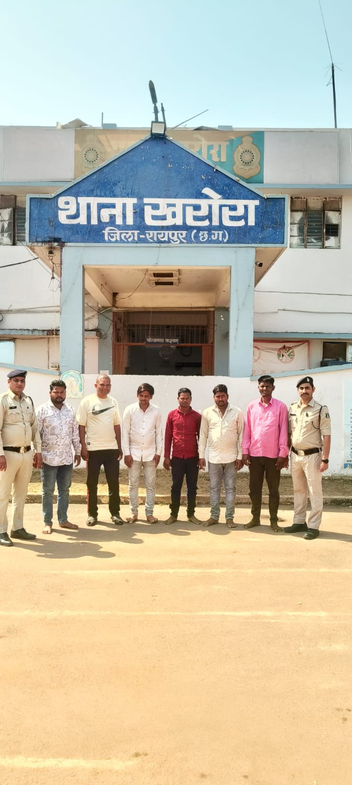 Raipur Police Gambling Arrest : खरोरा पुलिस ने चोरभट्ठी खार में दी दबिश; जुआ खेलते 6 आरोपी गिरफ्तार, होली के मद्देनजर की गई प्रतिबंधात्मक कार्रवाई