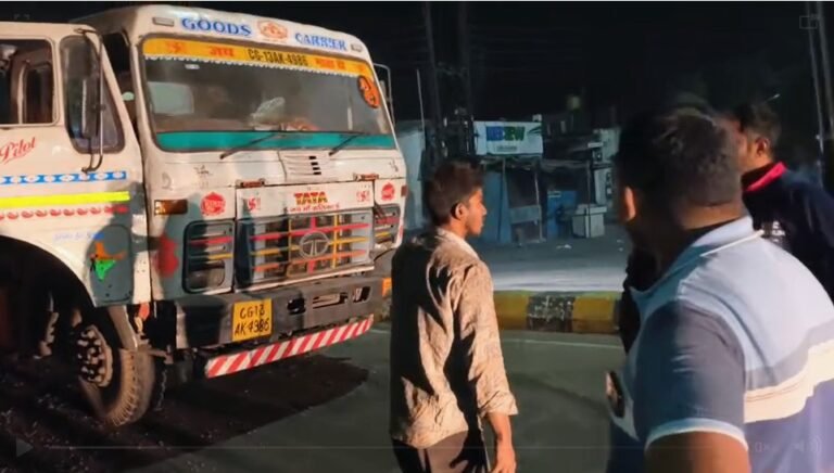 Raigarh Police Traffic Rule Violation : रायगढ़: प्रतिबंधित क्षेत्र में घुसा ओवरलोड ट्रेलर, पलटने से मचा हड़कंप; पुलिस की कार्रवाई में 4 भारी वाहन जब्त
