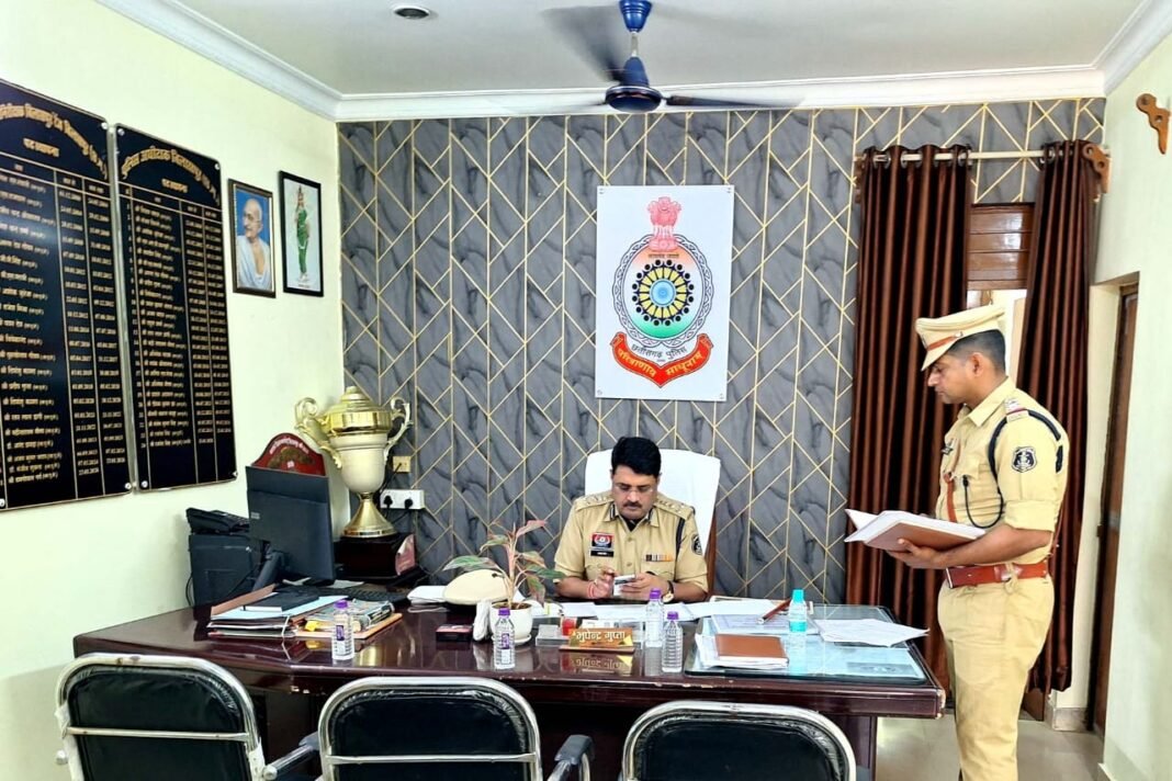 Bilaspur Police DIG Rajnesh Singh : बिलासपुर: डीआईजी रजनेश सिंह ने किया पुलिस लाइन का वार्षिक निरीक्षण; पुलिसिंग को हाईटेक करने के लिए मिले नए वाहन और सुरक्षा संसाधन