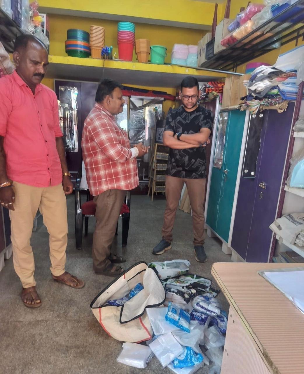 Municipal Corporation Action : जगदलपुर: निगम आयुक्त का ‘अचानक’ छापा; संजय मार्केट से 82 किलो प्रतिबंधित पॉलिथीन जब्त, व्यापारी पर जुर्माना