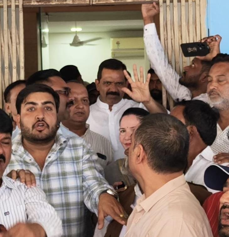 MOS Tax Protest : इंदौर में नए ‘एमओएस’ टैक्स पर बवाल: कांग्रेस का नगर निगम में उग्र प्रदर्शन, जनता पर हजारों रुपये का अतिरिक्त बोझ डालने का आरोप