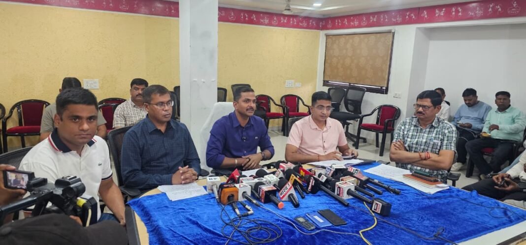 Fake Call Center Noida : रायपुर पुलिस की दिल्ली में ‘सर्जिकल स्ट्राइक’: नोएडा के मॉल में चल रहे फर्जी कॉल सेंटर का भंडाफोड़, करोड़ों की ठगी करने वाले 3 गिरफ्तार