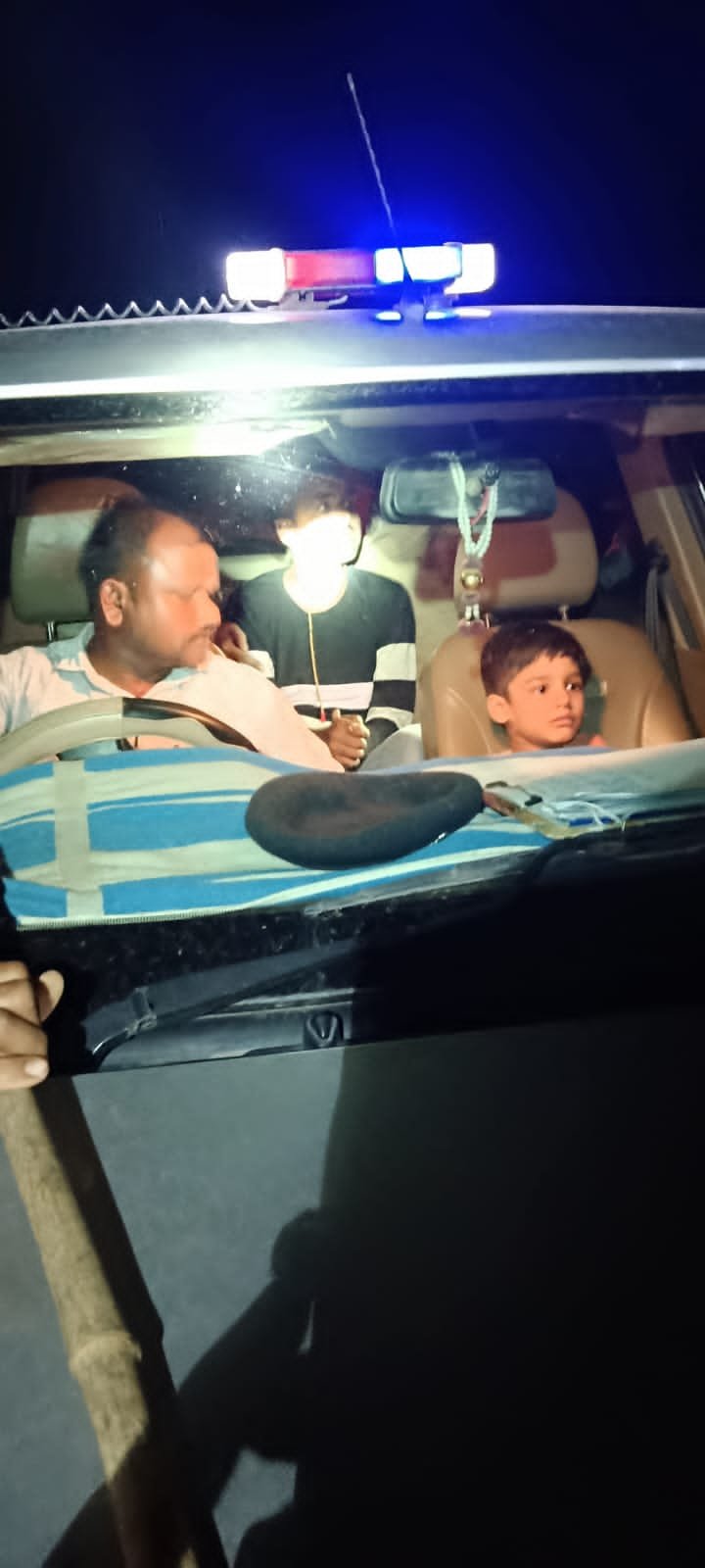 Child Abduction Hoax : रीवा: ‘बच्चा चोरी’ के शक में पिता की बेरहमी से पिटाई, कार फंसी तो ग्रामीणों ने किया पथराव और तोड़फोड़; पुलिस ने संभाला मोर्चा