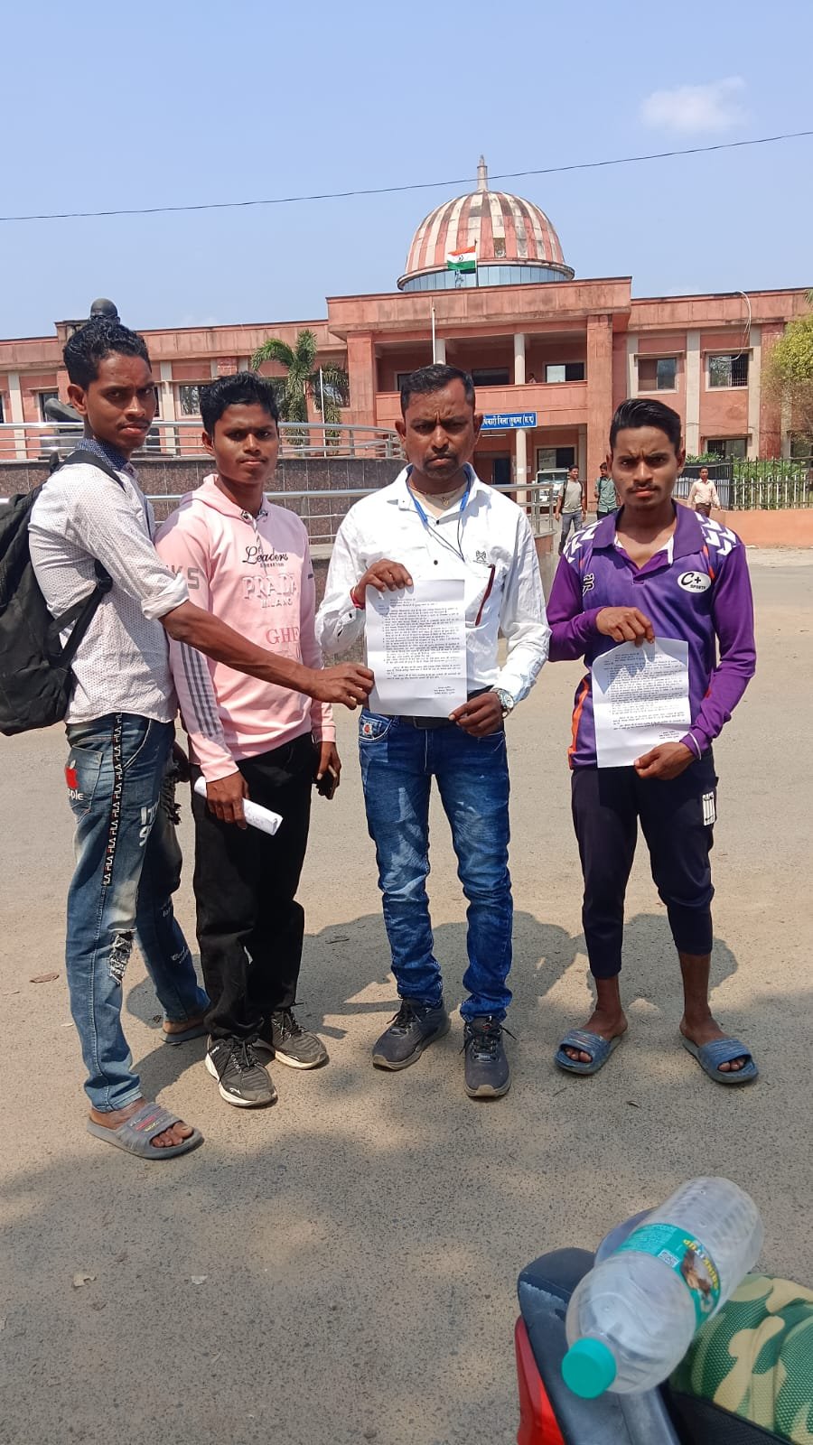 Sirsatti Gram Panchayat : सुकमा: ‘नियद नेलानार’ योजना के बीच सिरसट्टी में अंधेरा और प्यास; 8 साल से खराब ट्रांसफार्मर, कलेक्टर से गुहार