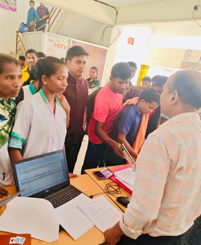 Sukma Rehabilitation Camp : सुकमा: मुख्यधारा में लौटने वालों को मिला सरकारी योजनाओं का ‘कवच’; पुनर्वास केंद्र में सैचुरेशन शिविर, 45 हितग्राही हुए लाभान्वित