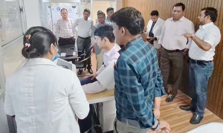 Health ATM Bastar Jagdalpur : बस्तर में स्वास्थ्य क्रांति: अब ‘हेल्थ एटीएम’ से मिनटों में होंगी 100 से अधिक जांचें; कमिश्नर और कलेक्टर ने खुद कराया चेकअप