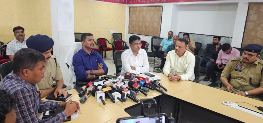 Raipur Cyber Crime Raid 2026 : रायपुर बना साइबर ठगों का गढ़: अंतर्राष्ट्रीय कॉल सेंटर गिरोह का पर्दाफाश; 42 गिरफ्तार, अमेरिका के नागरिक थे निशाने पर