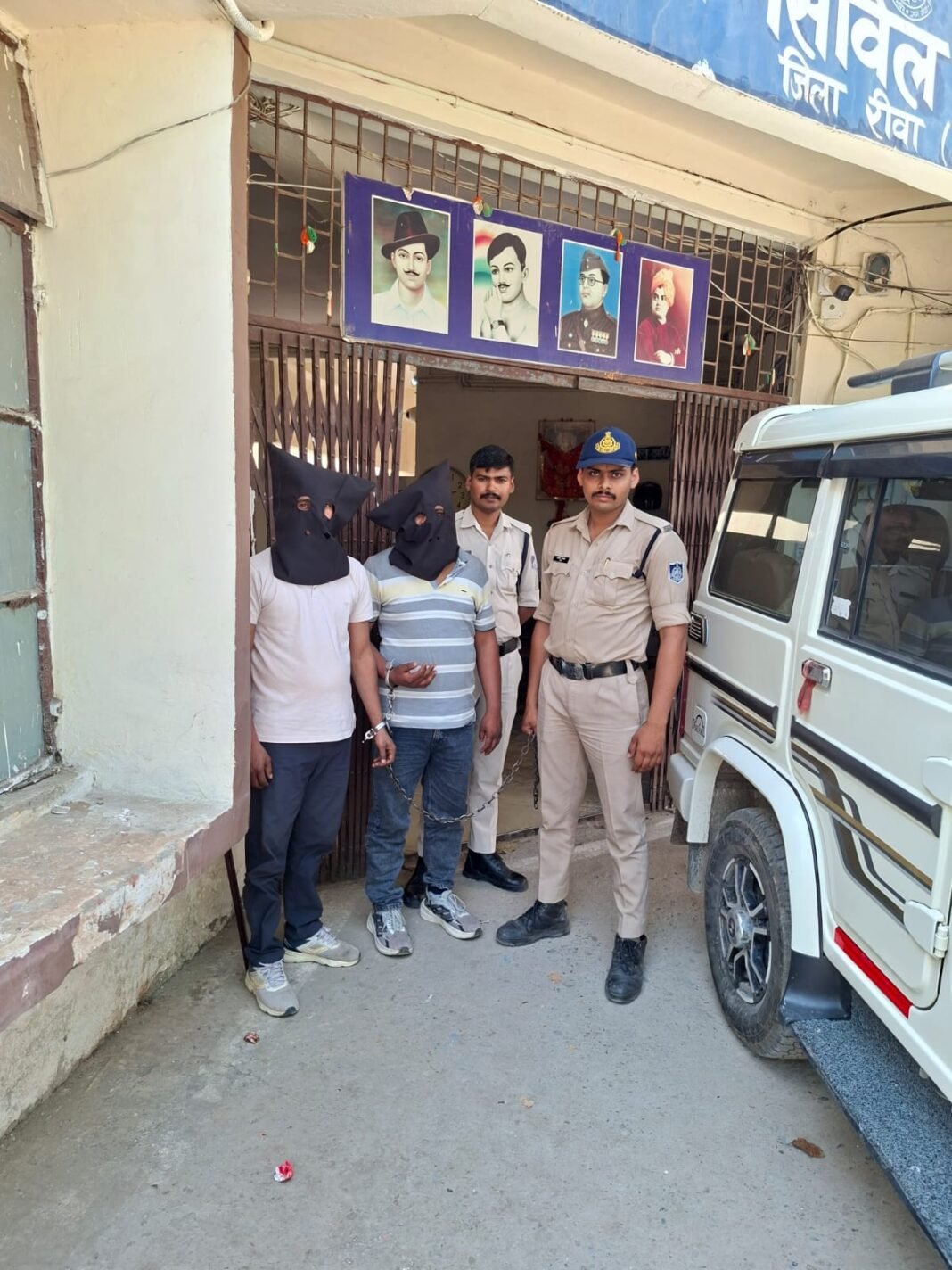 Fake SIM Card Racket : रीवा पुलिस की बड़ी स्ट्राइक: फर्जी आईडी और एडिटेड फोटो से सिम एक्टिवेट करने वाले गिरोह का भंडाफोड़; आरोपी गिरफ्तार