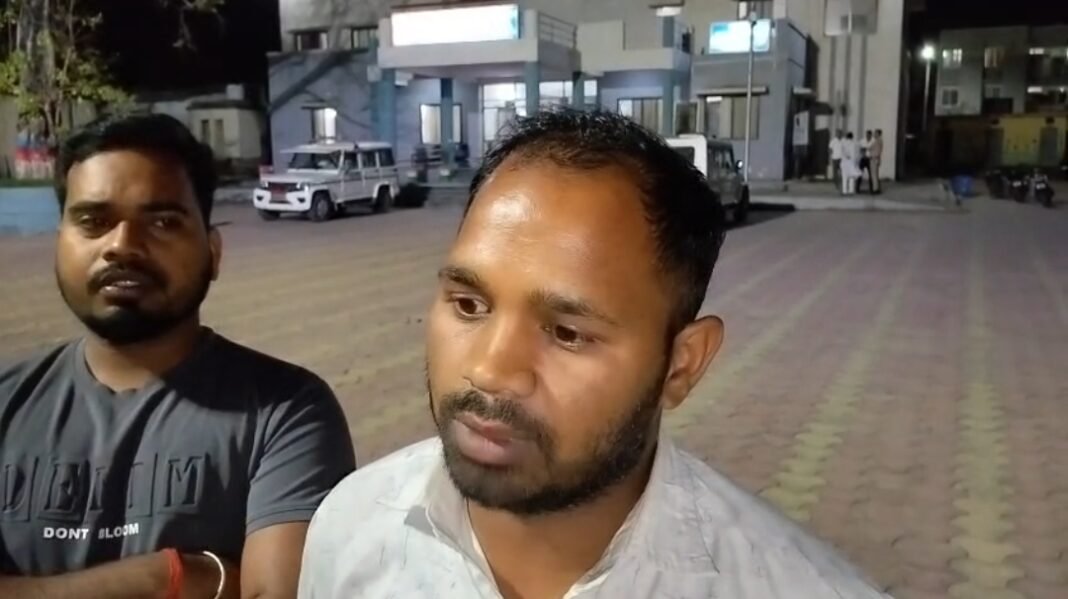 Attack on Lineman Kachni : सिंगरौली ब्रेकिंग: बिजली सुधारने गए कर्मचारियों को पीटा; कचनी में लाइनमैन पर हमला और सरकारी गाड़ी में तोड़फोड़, कर्मियों ने दी काम बंद करने की चेतावनी