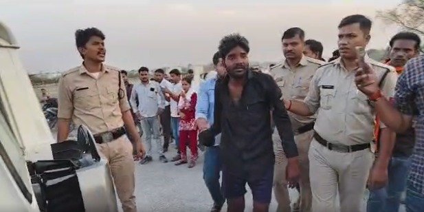 Baulonji NCL Ground Incident : सिंगरौली ब्रेकिंग: बिलौंजी में युवती से लूट की कोशिश, कार से टकराकर गिरे बदमाश; पब्लिक ने कूटकर पुलिस को सौंपा।