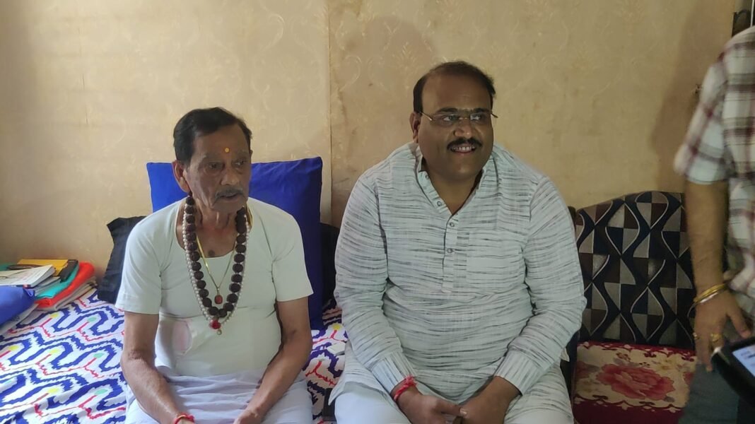 Indore BJP News Satyanarayan Sattan : इंदौर: सत्तन की नाराजगी दूर करने पहुंचे नगर अध्यक्ष, बोले- ‘गुरुजी का मार्गदर्शन सर्वोपरि, 25 बार मांग सकता हूं माफी’