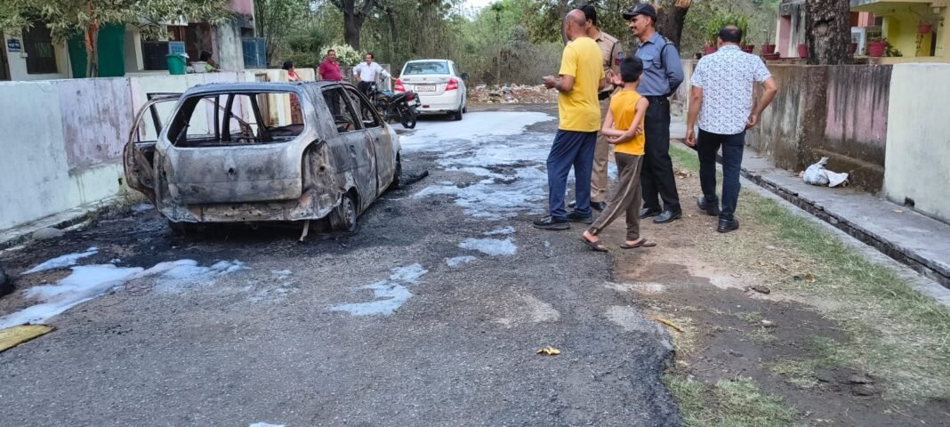 NTPC Singrauli News Car Fire Incident : एनटीपीसी कॉलोनी में धू-धू कर जली कार, मौत के मुंह से सुरक्षित बाहर निकली महिला; तीन दिन पहले ही हुआ था इंश्योरेंस
