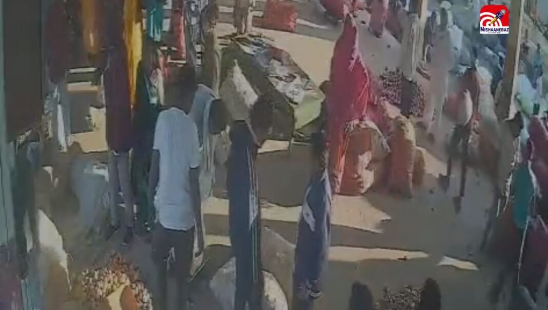 M.P News : बड़वानी सौंफ मंडी में पर्स चोरी, CCTV फुटेज में कैद हुई वारदात