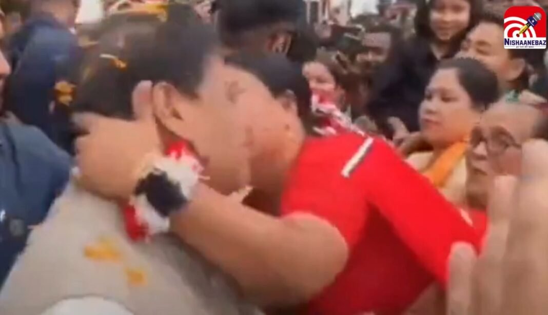 जब चुनावी रैली में CM Himanta Biswa Sarma रह गए हक्के-बक्के! महिला ने किया सरेआम KISS, Video वायरल