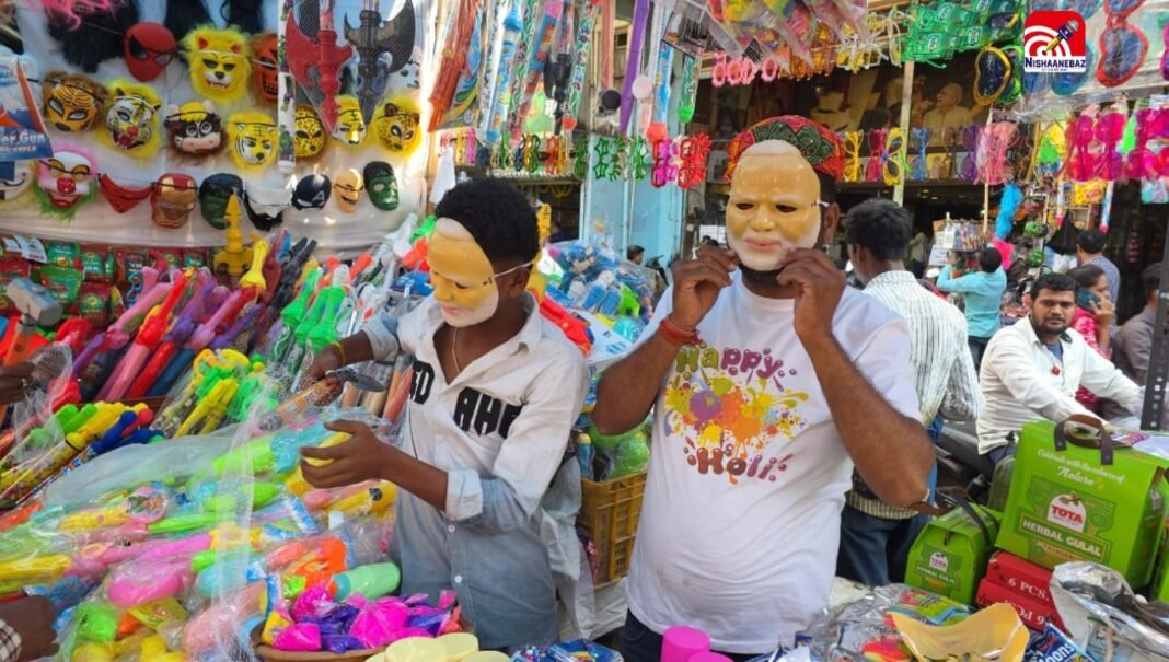 कटनी: होली बाजार में मोदी मुखौटे और परशुराम का फर्शा पिचकारी पसंद, हर्बल गुलाल की बढ़ी डिमांड