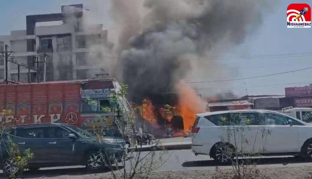 M.P News : इंदौर के पटेल मार्केट में भीषण आग, तीन दुकानें जलकर खाक