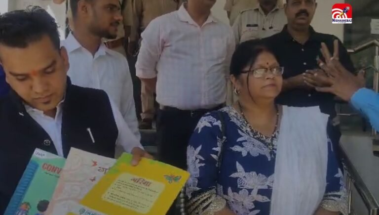 M.P News : भोपाल में निजी स्कूलों की मनमानी के खिलाफ पालक संघ का प्रदर्शन, जिला शिक्षा कार्यालय का घेराव