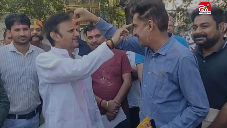M.P News : रीवा में डिप्टी सीएम राजेंद्र शुक्ल के घर मनी रंगों की होली, समर्थकों संग खेला गुलाल