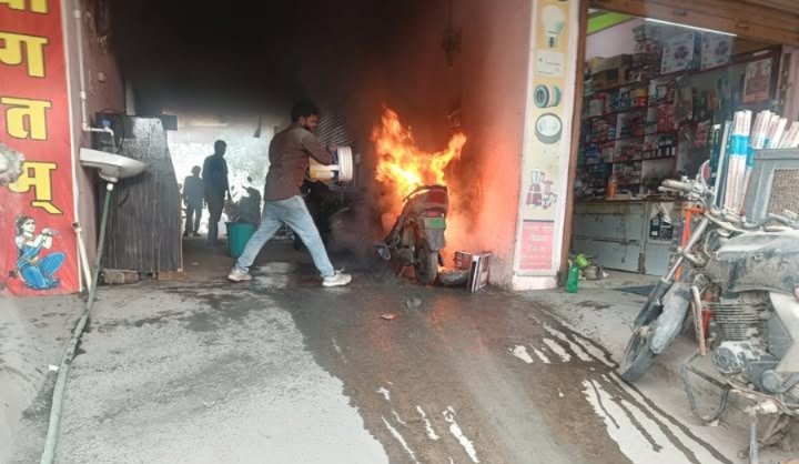MP News: कोतवाली थाना के पास चार्जिंग के दौरान बैटरी स्कूटी में लगी आग, मचा हड़कंप