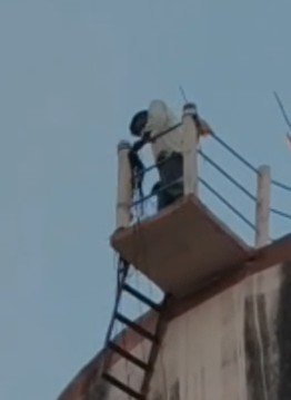 MP NEWS: निवाड़ी: निवाड़ी में हाईवोल्टेज ड्रामा जमीन विवाद से नाराज़ युवक पानी की टंकी पर चढ़ा, पुलिस ने बचाई जान