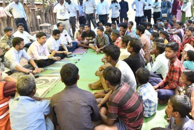 Naxal Terror Behind: बस्तर में नक्सल दहशत को पीछे छोड़ विकास की राह कलेक्टर ने जन-चौपाल लगाकर ग्रामीणों की समस्याओं का किया त्वरित समाधान