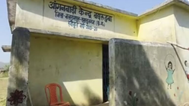 CG News: आंगनबाड़ी भवन विवादों में: कब्जे के बाद शराबखोरी की शिकायतें