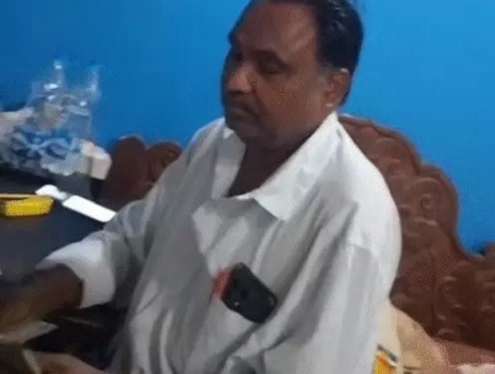 Jashpur News: जशपुर जिला अस्पताल में ड्रेसर रिश्वत लेते पकड़ा गया, वीडियो वायरल होने पर निलंबन