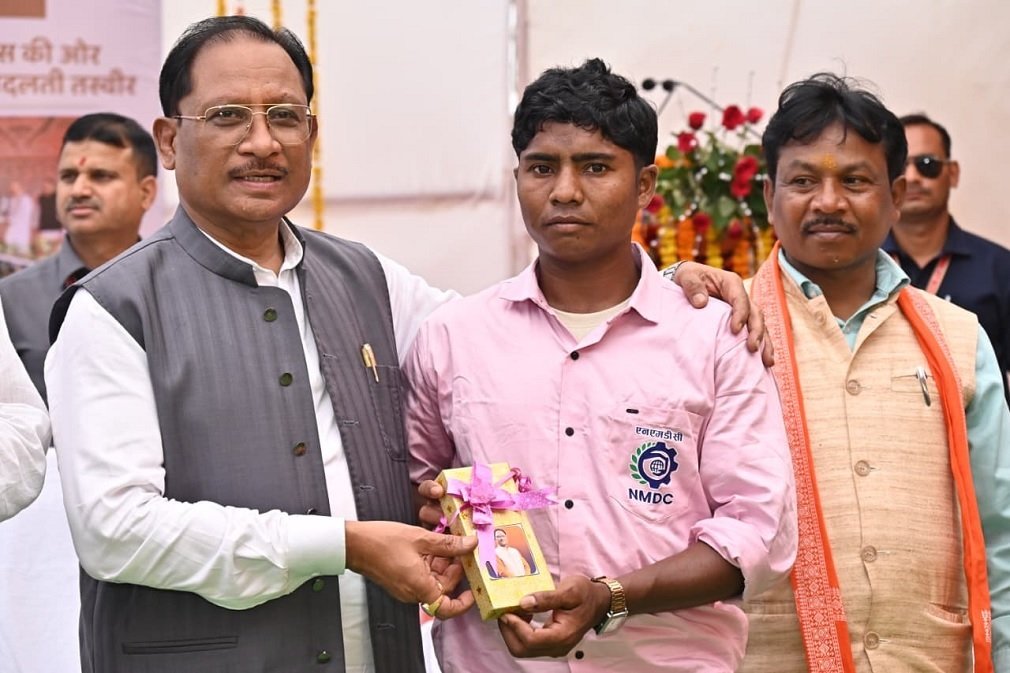 sukma news : मुख्यमंत्री विष्णु देव साय ने सुकमा के पुनर्वास केंद्र का किया अवलोकन, पुनर्वासितों से किया संवाद