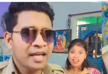 CG NEWS : हाय रानी-हल्लो रानी’ गाने पर पत्नी संग नाचे कॉन्स्टेबल, वर्दी में रील बनाना पड़ा भारी, कॉन्स्टेबल लाइन अटैच