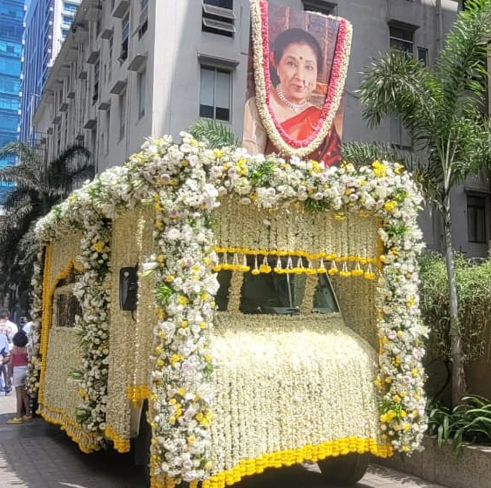 Asha Bhosle :सुरों की अमर आवाज खामोश, पंचतत्व में विलीन हुईं आशा भोसले, बेटे आनंद ने दी मुखाग्नि
