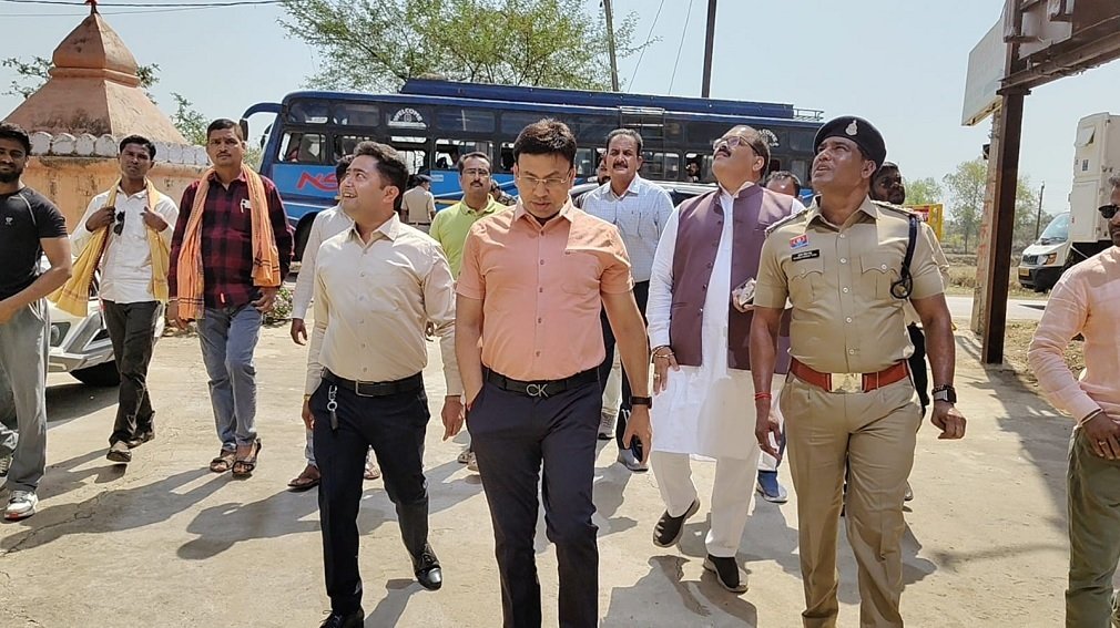 CG NEWS: साइबर जागरूकता की अनूठी पहल, “खौफ द डिजिटल वार” का घरघोड़ा के एके सिनेमा में निशुल्क प्रदर्शन