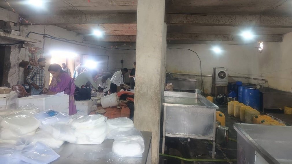 CG NEWS : रायपुर में गंदगी में बन रहा था पनीर, 520 किलो जब्त कर फैक्ट्री सील