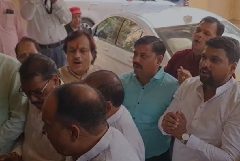 Indore News : इंदौर नगर निगम में वंदे मातरम विवाद पर सियासत गरम, एबीवीपी का प्रदर्शन, बीजेपी के 67 पार्षदों ने भी की पार्षदी समाप्त करने की मांग