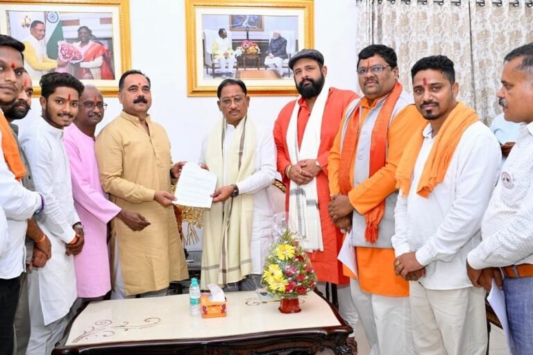 CG NEWS : धर्मांतरण कानून और नक्सलवाद पर कार्रवाई को लेकर मुख्यमंत्री विष्णु देव साय का सम्मान, हिंदू संगठनों ने सौंपा मांग पत्र