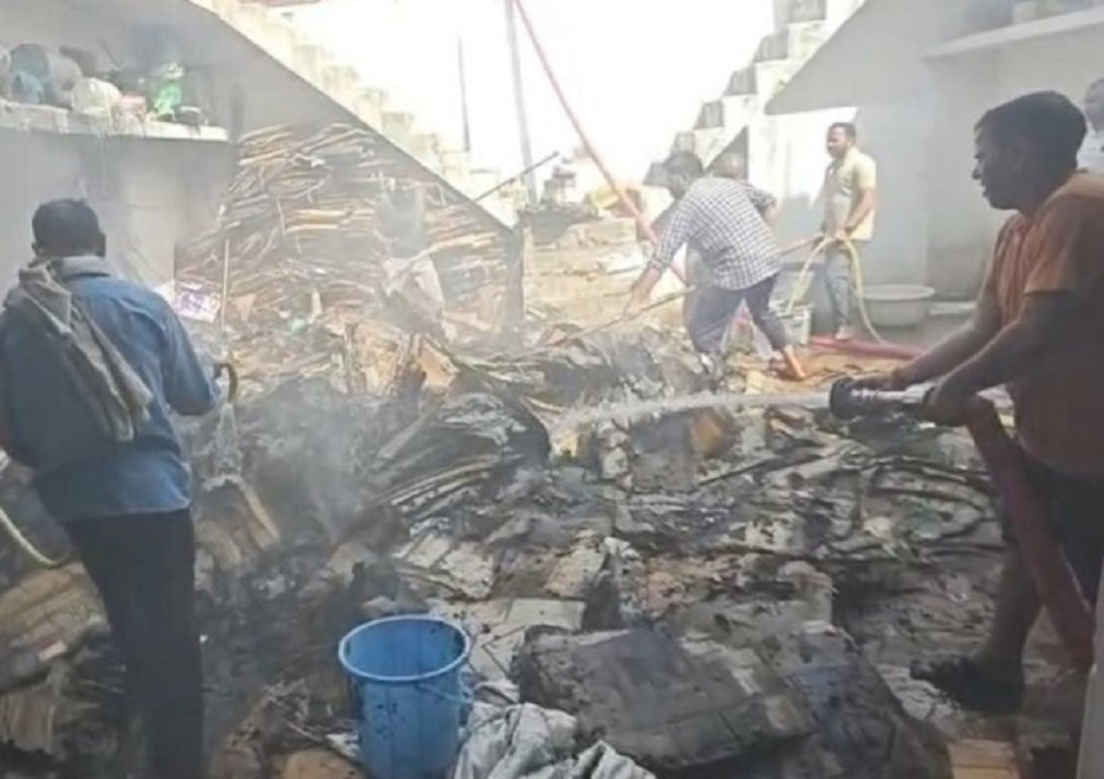 Singrauli News: निवास बाजार में किराना दुकान में भीषण आग, लाखों का सामान जलकर खाक, यूनियन बैंक के पास हुई घटना, दमकल की मशक्कत से टला बड़ा हादसा