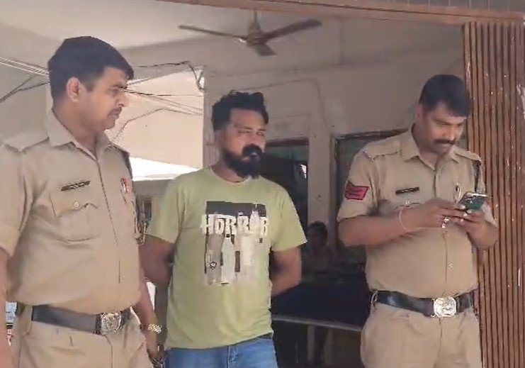 Crime News : शादी का झांसा देकर दुष्कर्म, आरोपी पहले से शादी शुदा था, पुलिस ने किया गिरफ्तार