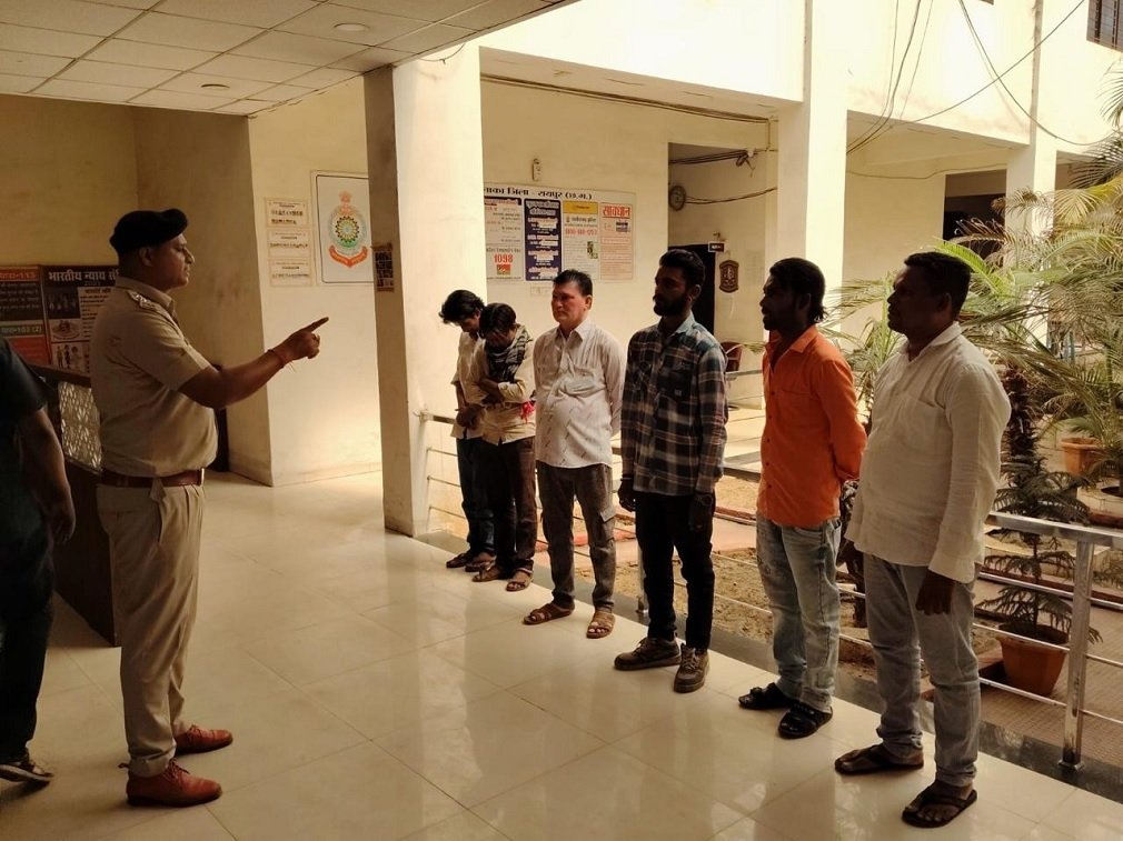 Raipur Crime : खाकी का खौफ: 85 से अधिक बदमाशों की थानों में परेड, ड्रोन की नजरों से नहीं बच पाएंगे अपराधी